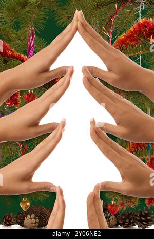 Arbre de Noël créatif fabriqué à partir de mains sur fond blanc Banque D'Images