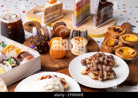 Café, macaron, portugais, tarte aux œufs, pomme de terre, ang beurre, chocolat, Oreo, crèmebre, barre de porc, crème fouettée, croiffle, croissant, gaufre, americano, c Banque D'Images