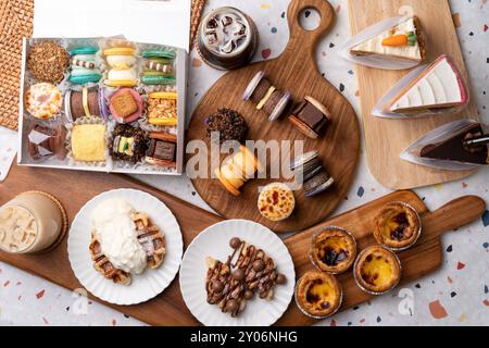 Café, macaron, portugais, tarte aux œufs, pomme de terre, ang beurre, chocolat, Oreo, crèmebre, barre de porc, crème fouettée, croiffle, croissant, gaufre, americano, c Banque D'Images