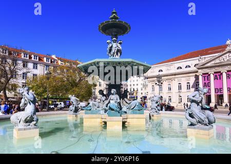 Lisbonne, Portugal, 27 mars 2018 : place Rossio avec fontaine et habitants, Europe Banque D'Images