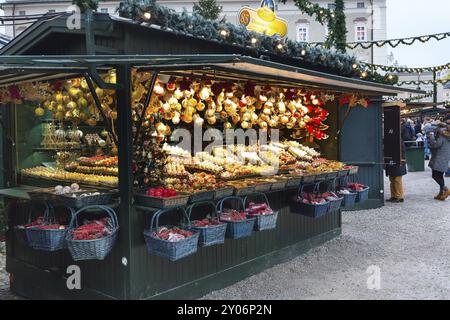 Salzbourg, Autriche, 25 décembre 2016 : marché de Noël avec kiosques et étals, gens bying cadeaux, Europe Banque D'Images