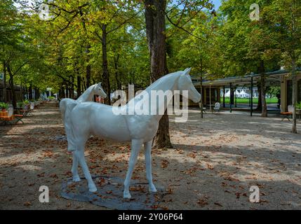 Colonnades à Baden Baden. Avec des chevaux pendant les jours de courses hippiques à Iffezheim. Wuertemberg, Allemagne, Europe Banque D'Images