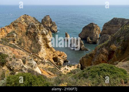 Ponta da Piedada avec escaliers vers les grottes Banque D'Images