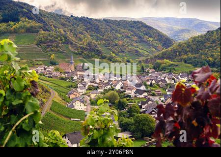 Le village de Mayschoss en contrebas du sentier de randonnée du vin rouge dans la vallée de l'Ahr Banque D'Images