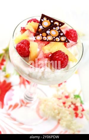 Dessert mascarpone avec fruits frais Banque D'Images