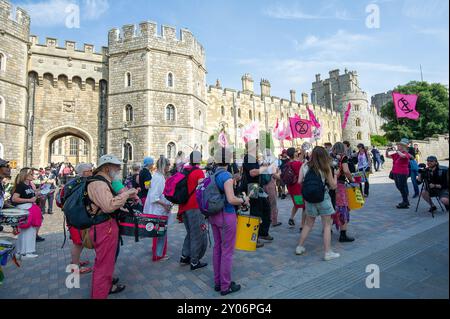 Windsor, Berkshire, Royaume-Uni. 1er septembre 2024. Batteurs XR à l'extérieur du château de Windsor. Des centaines de manifestants contre le changement climatique extinction Rebellion étaient à Windsor, Berkshire aujourd'hui, dans le cadre de leur week-end de protestation de trois jours pour Upgrade Democracy à Windsor. Ils ont marché de leur camp à Home Park à travers les rues jusqu'au château de Windsor où ils ont organisé un rassemblement et des activités de sensibilisation pour les visiteurs et les résidents. XR déclare que « améliorer la démocratie consiste à se rebeller contre les échecs systémiques du gouvernement et les mensonges qui créent un système injuste. Un système évitant de prendre des mesures urgentes pour le climat et de mettre la vie bef Banque D'Images