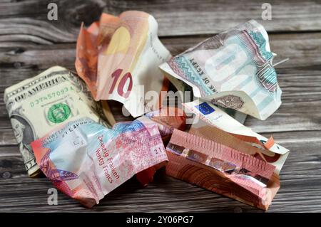 Fond de billets de banque pliés et froissés de 100 EGP LE livres égyptiennes, 1 USD dollar américain, 10 EUR euros, 20 CHF francs suisses, b Banque D'Images