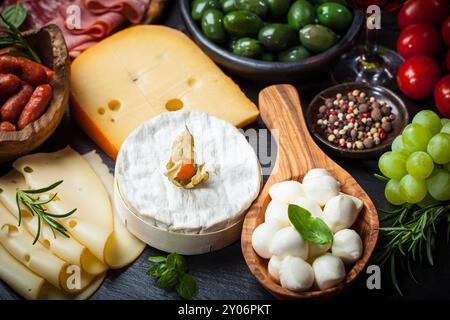 Antipasto et plateau de restauration avec divers produits de viande et de fromage Banque D'Images