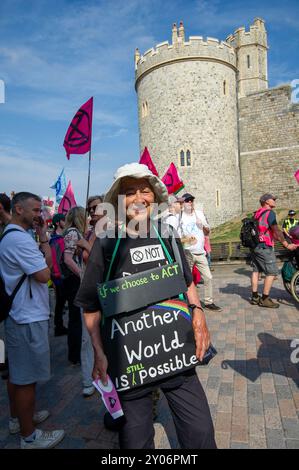 Windsor, Berkshire, Royaume-Uni. 1er septembre 2024. Des centaines de manifestants contre le changement climatique extinction Rebellion étaient à Windsor, Berkshire aujourd'hui, dans le cadre de leur week-end de protestation de trois jours pour Upgrade Democracy à Windsor. Ils ont marché de leur camp à Home Park à travers les rues jusqu'au château de Windsor où ils ont organisé un rassemblement et des activités de sensibilisation pour les visiteurs et les résidents. XR déclare que « améliorer la démocratie consiste à se rebeller contre les échecs systémiques du gouvernement et les mensonges qui créent un système injuste. Un système qui évite de prendre des mesures urgentes pour le climat et de faire passer la vie avant la cupidité et le pouvoir ». Crédit : Mauree Banque D'Images