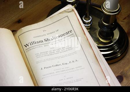 Un vieux livre de Complete Works of William Shakespeare publié en 1925 Banque D'Images