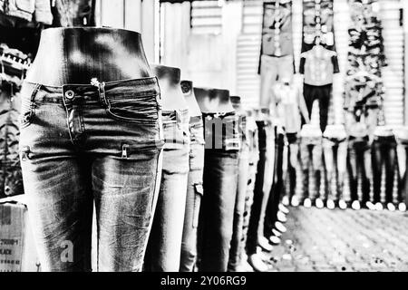 Mannequins, vêtus de jeans, se tiennent dans une rangée les uns derrière les autres Banque D'Images