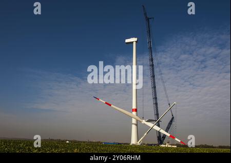 Montage du rotor sur une nouvelle éolienne Banque D'Images