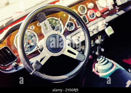 Tableau de bord et volant d'une voiture classique Banque D'Images