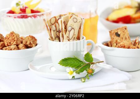 Petit-déjeuner sain avec du yogourt, fruits frais et céréales bois Banque D'Images