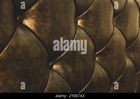 Surface d'une peau fendue rhombique avec des boutons à l'arrière du lit. Motifs rhombiques de peau en vrac brun. Surface de tubage débordante Banque D'Images