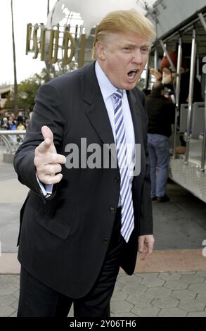 UNIVERSAL CITY, CA, 10 MARS 2006 : Donald Trump lance la sixième saison de casting de recherche pour The Apprentice qui a lieu aux Universal Studios Holly Banque D'Images