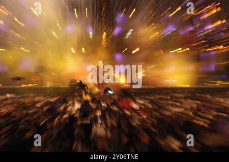 Groupe de rock se produisant sur une scène éclairée par des lumières colorées L'image a un effet zoom dynamique artistique Banque D'Images
