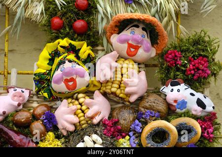 Photo stock d'un souvenir ukrainien fabriqué à partir d'ingrédients naturels aliments fleurs plantes et plâtre horizontal Banque D'Images