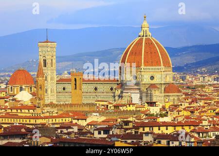 Vue aérienne des bâtiments médiévaux historiques avec le dôme Duomo Santa Maria Del Fiore dans la vieille ville de Florence, Italie, Europe Banque D'Images