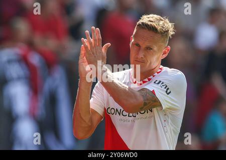 UTRECHT, PAYS-BAS - 1er SEPTEMBRE : Jens Toornstra du FC Utrecht remercie les fans pour leur soutien lors d'un match Néerlandais Eredivisie entre le FC Utrecht et le FC Twente au Stadion Galgenwaard le 1er septembre 2024 à Utrecht, pays-Bas. (Photo de Ben Gal/Orange Pictures) Banque D'Images