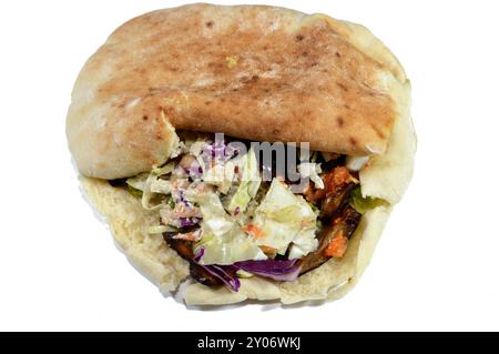 Un pain pita syrien Shami rempli d'aubergines égyptiennes traditionnelles frites à l'ail, entouré de tomates fraîches et croquantes en dés, de concombre Banque D'Images