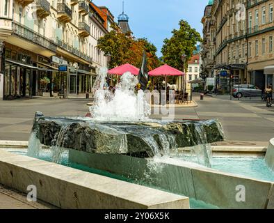 Le Leopoldssquare à Baden Baden avec une belle fontaine. Baden Wuerttemberg, Allemagne Banque D'Images