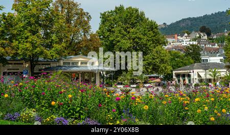 Le Leopoldssquare à Baden Baden avec de belles fleurs. Baden Wuerttemberg, Allemagne Banque D'Images