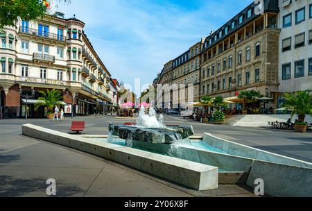 Le Leopoldssquare à Baden Baden avec une belle fontaine. Baden Wuerttemberg, Allemagne Banque D'Images