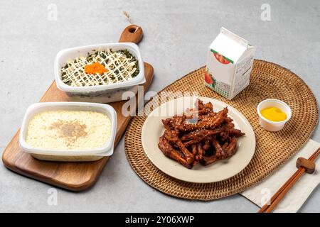 Nourriture coréenne, pieds de poulet, désossés, épicés, soupe, œufs cuits à la vapeur, œufs de poisson volants, boulettes de riz, accompagnements, radis marinés, tteokbokki Banque D'Images