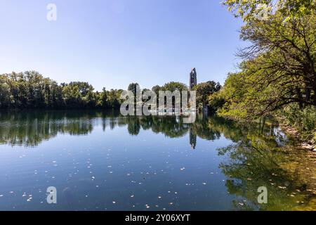 Quarry Lake avec Moser Tower en arrière-plan à Naperville, Illinois, États-Unis Banque D'Images