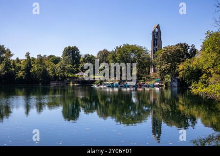 Quarry Lake avec Moser Tower en arrière-plan à Naperville, Illinois, États-Unis Banque D'Images