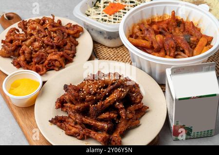 Nourriture coréenne, pieds de poulet, désossés, épicés, soupe, œufs cuits à la vapeur, œufs de poisson volants, boulettes de riz, accompagnements, radis marinés, tteokbokki Banque D'Images