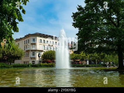 Place d'Augustasquare et fontaine à Baden Baden. Baden Wuerttemberg, Allemagne, Europe Banque D'Images