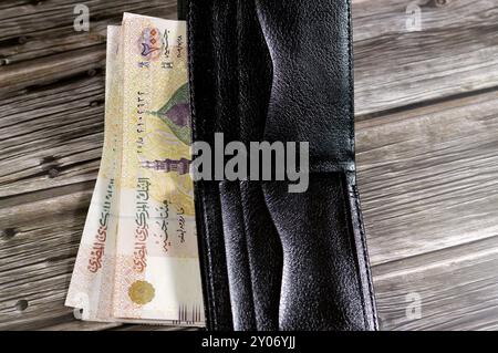 Billets de banque égyptiens livres dans un portefeuille en cuir noir, pile de billets EGP LE République arabe d'Egypte livres, achat, vente, vente, argent et économi Banque D'Images