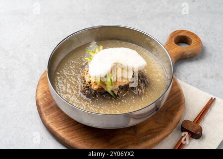 Nourriture coréenne, Pyongyang, boulettes, nouilles froides de sarrasin, bim, Kaesong, feu de charbon de bois, grillé, épicé, porc, et des boulettes royales Banque D'Images