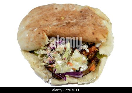 Un pain pita syrien Shami rempli d'aubergines égyptiennes traditionnelles frites à l'ail, entouré de tomates fraîches et croquantes en dés, de concombre Banque D'Images