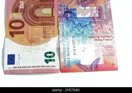 Billet de banque suisse de 20 Francs CHF avec billet européen de 10 euros EUR, économie suisse et européenne, taux de change de l'argent, croissance, inflation Banque D'Images