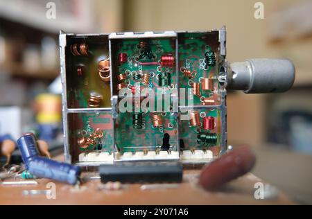 Syntoniseur d'antenne. À l'intérieur du module tuner TV. Inductances électriques à noyau d'air sur carte à circuit imprimé. Fil de cuivre spiralé coloré. Foyer sélectionné. Banque D'Images