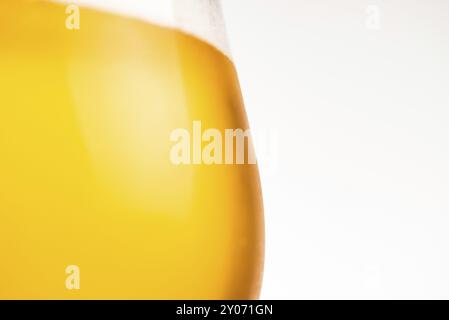 Verre de bière d'or froid isolé sur un fond blanc. copie espace pour le texte Banque D'Images