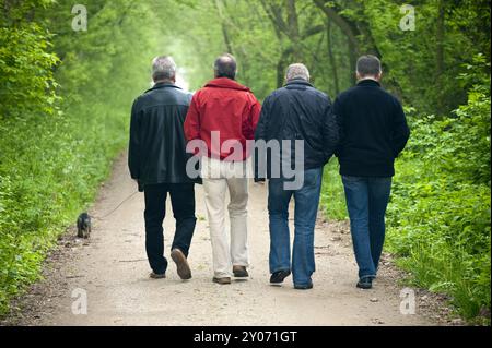 4 hommes et un chien Banque D'Images