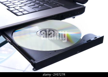 Ordinateur portable avec lecteur de CD ouvert et CD inséré Banque D'Images