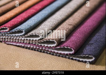 Échantillons colorés et lumineux de tissus de meubles et de tissus d'ameublement. Gros plan d'une palette de bandes abstraites textiles de différentes couleurs Banque D'Images