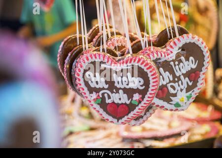 Cœur de pain au gingembre avec inscription « je t'aime » Banque D'Images