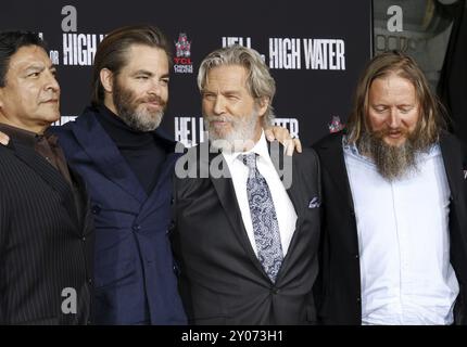 Gil Birmingham, Chris Pine, David Mackenzie et Jeff Bridges à Jeff Bridges cérémonie de main et d'empreinte tenue au Théâtre chinois IMAX de TCL à Holly Banque D'Images