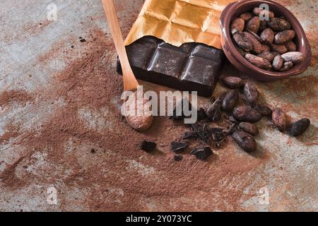 Fond rustique de bol de fèves de chocolat cassé concassé Banque D'Images