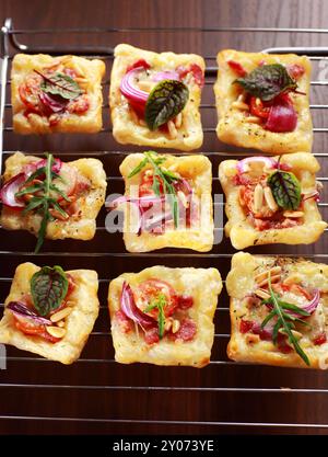 La pâte feuilletée avec du fromage, tomate et légumes Banque D'Images