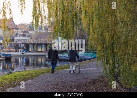 Un couple âgé se promenant dans le port de Spreewald à Luebbenau Banque D'Images