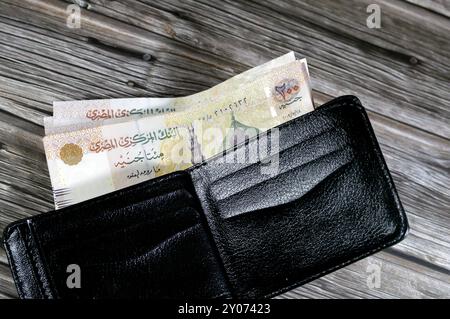 Billets de banque égyptiens livres dans un portefeuille en cuir noir, pile de billets EGP LE République arabe d'Egypte livres, achat, vente, vente, argent et économi Banque D'Images