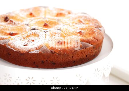 Apple fait maison délicieux gâteau au fromage sur fond blanc Banque D'Images