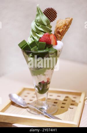 Parfait au Matcha, thé vert icecream et fruits dessert dans un verre au café japonais Banque D'Images
